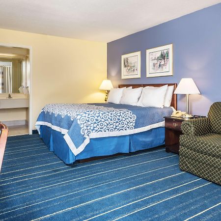 Days Inn By Wyndham Саут Хил Екстериор снимка