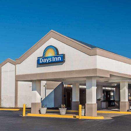 Days Inn By Wyndham Саут Хил Екстериор снимка