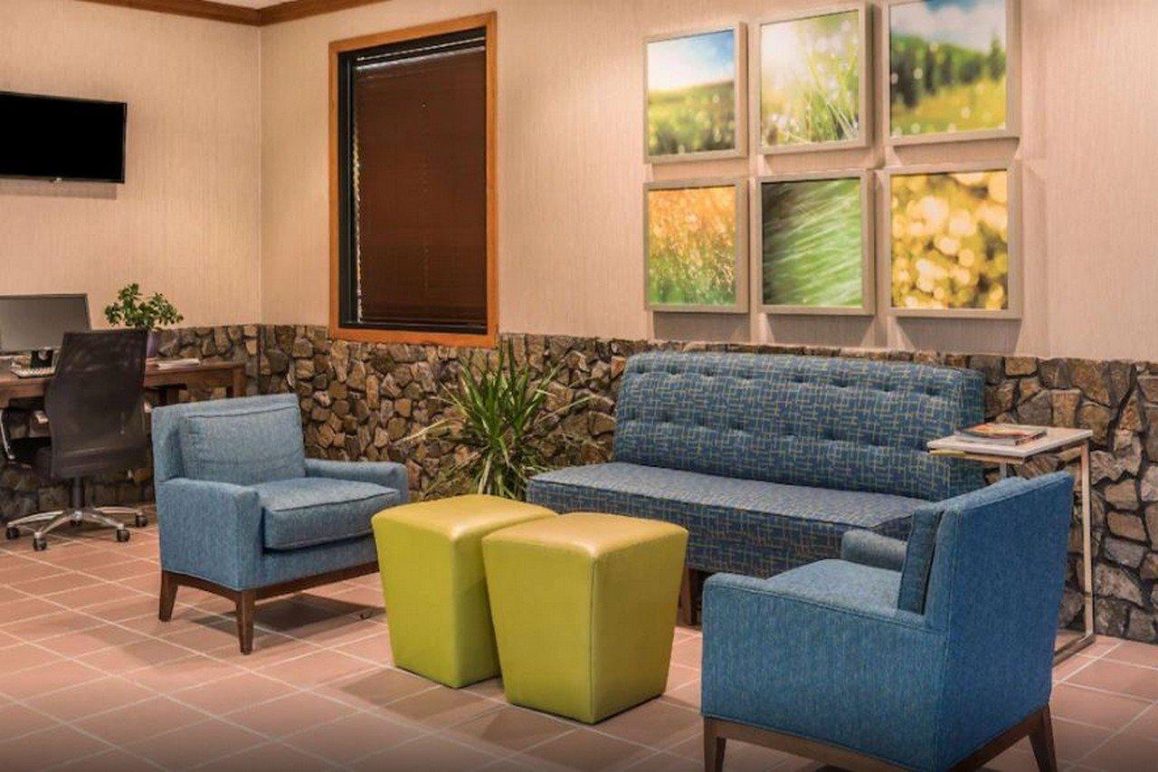 Days Inn By Wyndham Саут Хил Екстериор снимка