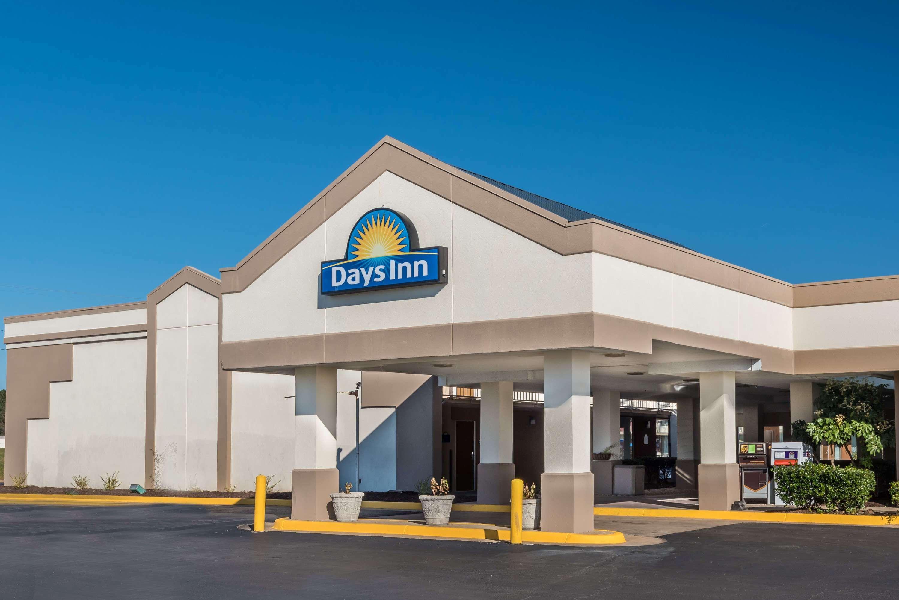 Days Inn By Wyndham Саут Хил Екстериор снимка