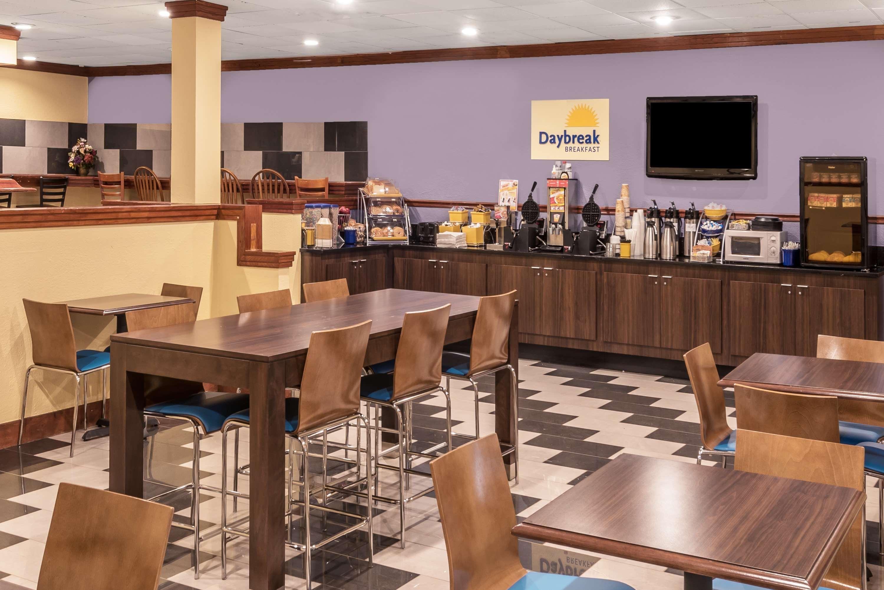 Days Inn By Wyndham Саут Хил Екстериор снимка