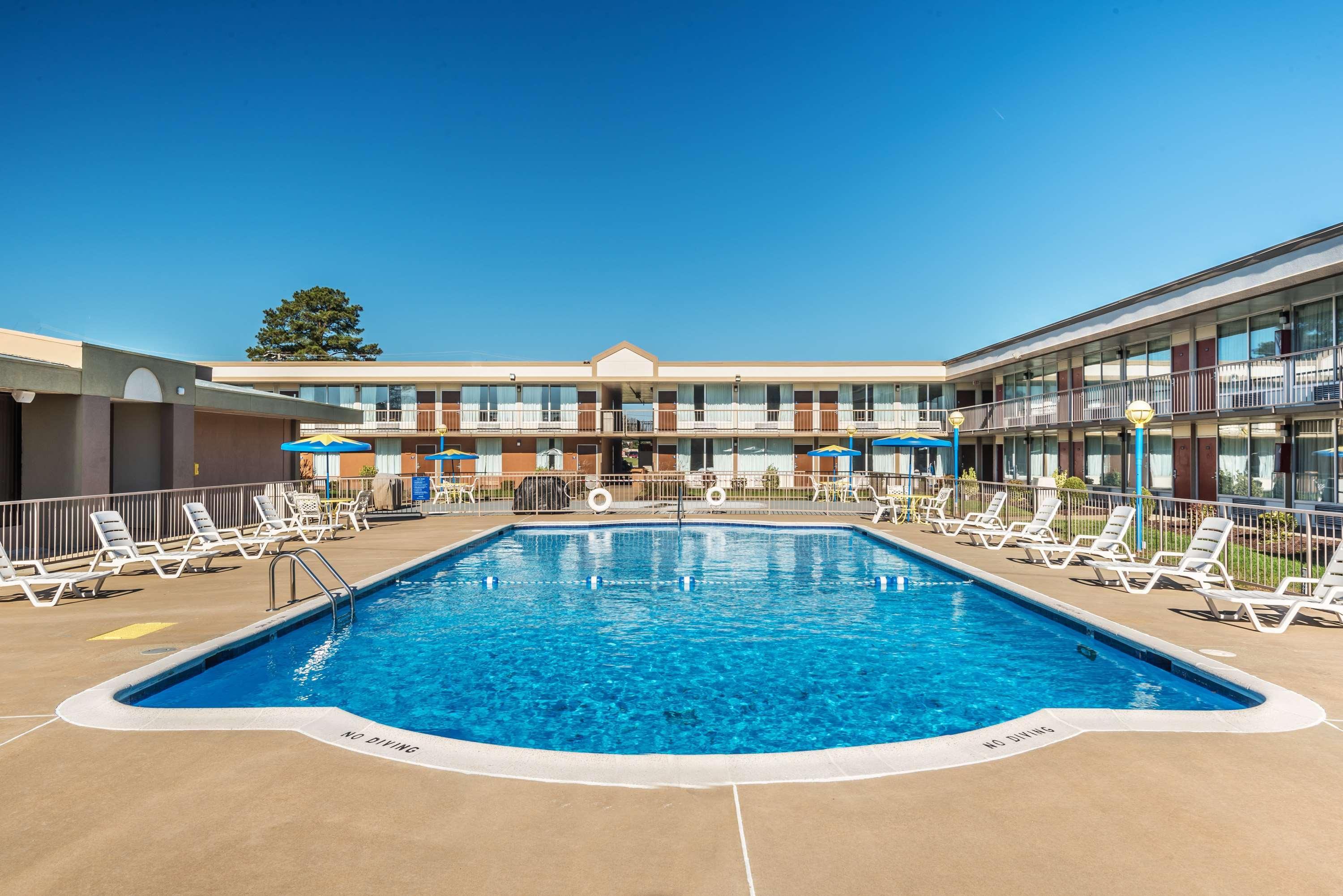Days Inn By Wyndham Саут Хил Екстериор снимка